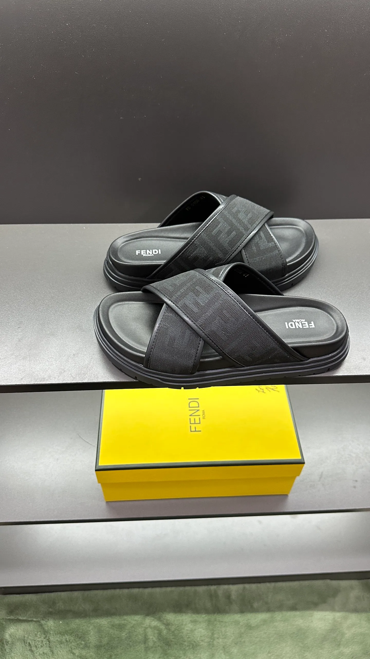 P300 [Fendi Slippers] High-end men's shoes brand, official website 1:1 latest masterpiece: original mold customization, fabrics made of imported original materials, upgraded outsole, lighter and non-slip. The market's top quality, simple yet tasteful, a must-have for fashionistas, fashionable at your feet, full of confidence, the same style at the counter 👍The season of summer slippers is here. Code: 38-45, 46 order